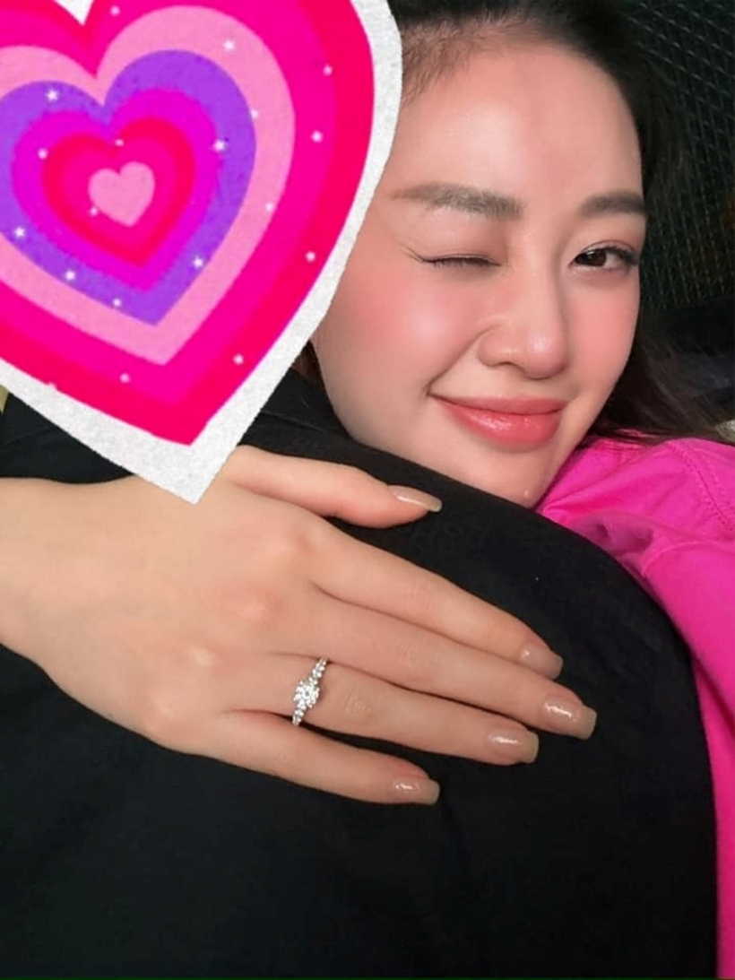 Đại diện truyền thông của Khánh Vân xác nhận hoa hậu 9X vừa nhận lời cầu hôn của bạn trai. Ảnh: FBNV