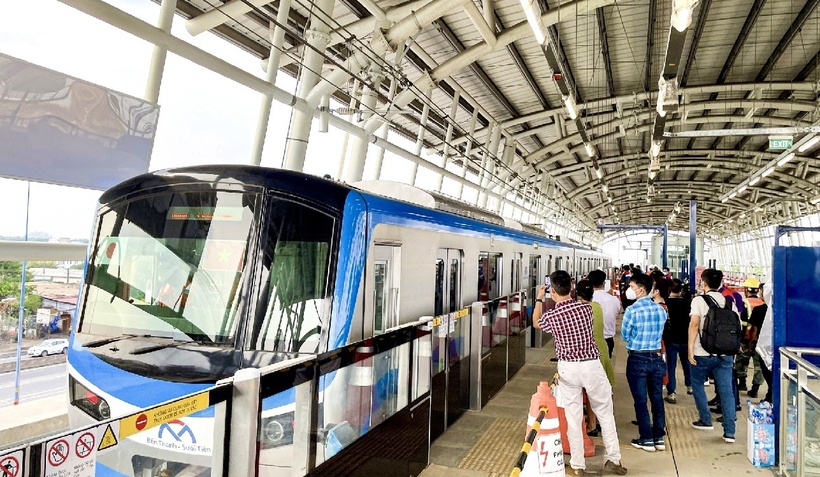 Tuyến metro số 1 chạy thử đoạn trên cao, nhiều hành khách đi thử. (Ảnh: Tuổi trẻ)