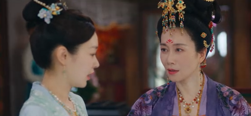 Nhan Nam Tinh có chút e dè khi thái độ của Vương nữ đối với cô thay đổi quá nhanh.