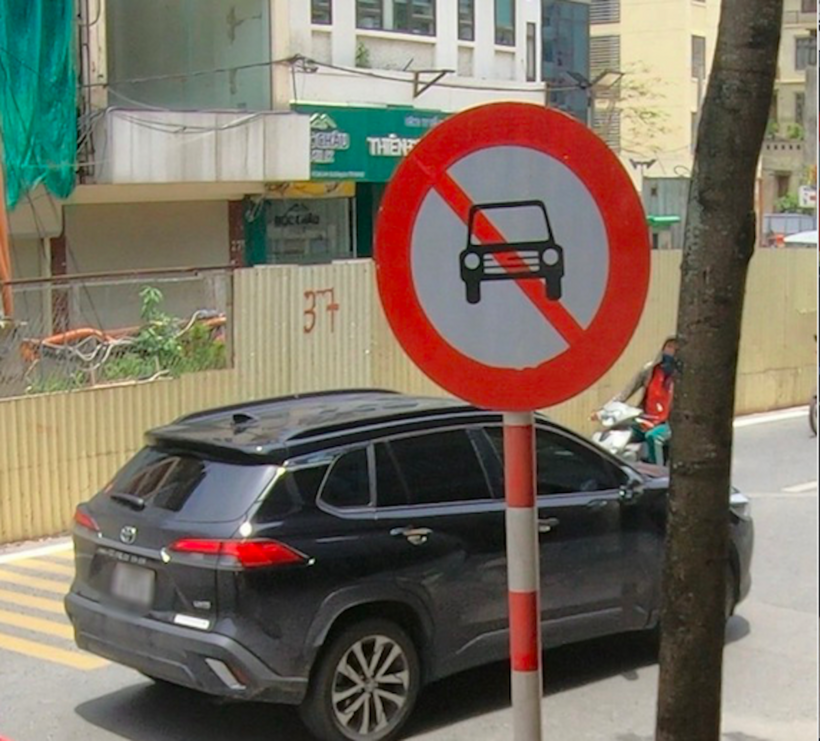 Hình ảnh ô tô đi vào đường cấm, không chấp hành hiệu lệnh của CSGT