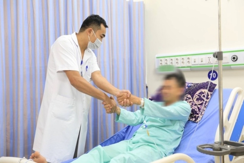 Bác sĩ thăm khám cho người bệnh. Ảnh: Người Lao Động