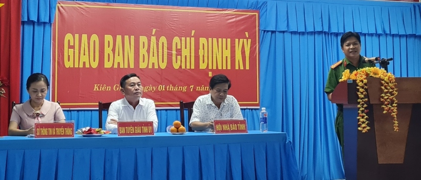 Đại diện Công an Kiên Giang cung cấp thông tin tại buổi họp báo. (Ảnh: VOV)