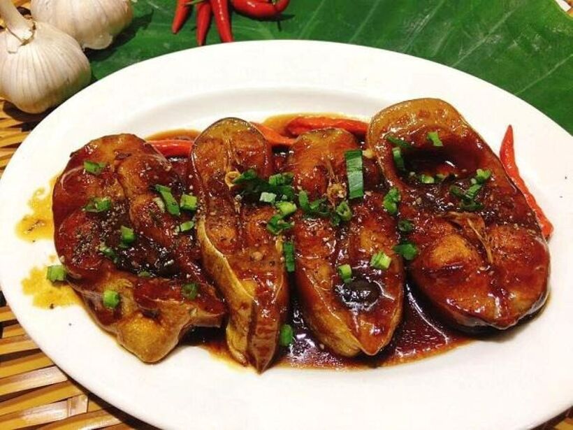 Cá thu kho tiêu là một món kho tuy dân dã nhưng luôn hợp khẩu vị của nhiều thế hệ, lứa tuổi.