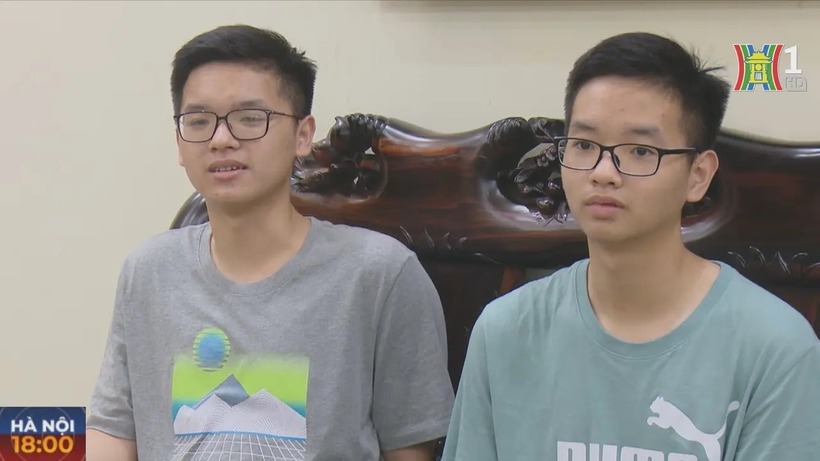 Cặp song sinh cùng đạt 47,5 điểm thi vào 10. (Ảnh: Đài phát thanh & Truyền hình HN)