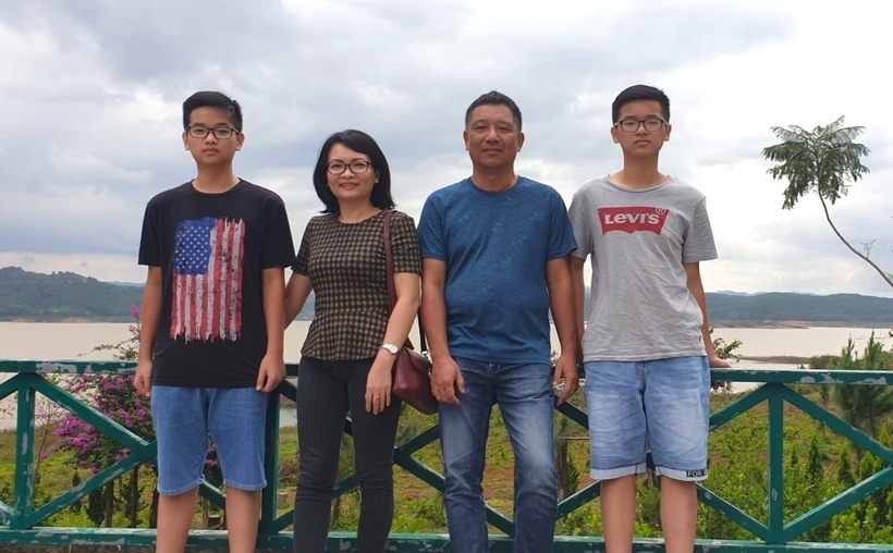 Cặp song sinh bên bố mẹ. (Ảnh: VNN)