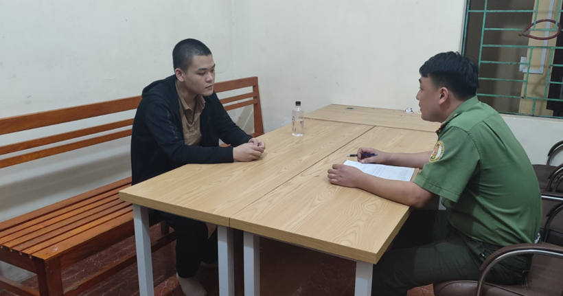 Nguyễn Xuân Sơn tại cơ quan điều tra. (Ảnh: Công an tỉnh Quảng Ninh)