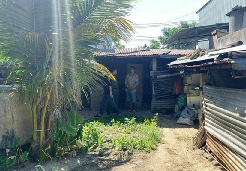 Ông L. cất giấu hơn 1,5 tỷ đồng trong thùng phuy đựng lúa để ở nhà kho bên hông nhà. (Ảnh: Công an Bình Định)