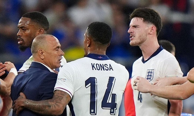 Declan Rice liên tục to tiếng với huấn luyện viên của Slovakia. Ảnh: Daily Mail.