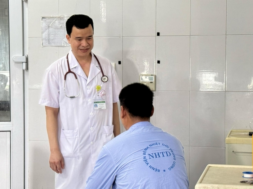 Bác sĩ thăm hỏi, tư vấn điều trị cho bệnh nhân. Ảnh: Đại Đoàn Kết