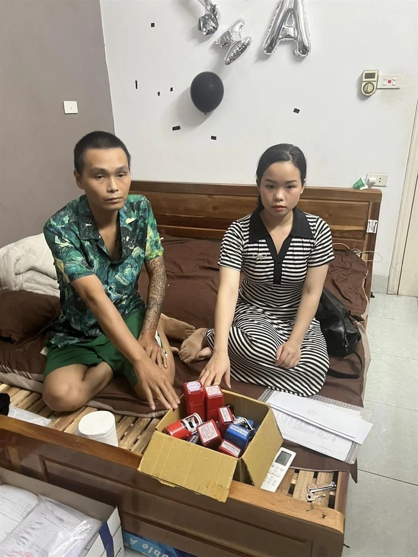 Quý và Anh bị công an bắt giữ về hành vi làm giả con dấu, tài liệu của cơ quan, tổ chức. Ảnh: Pháp luật TP.HCM