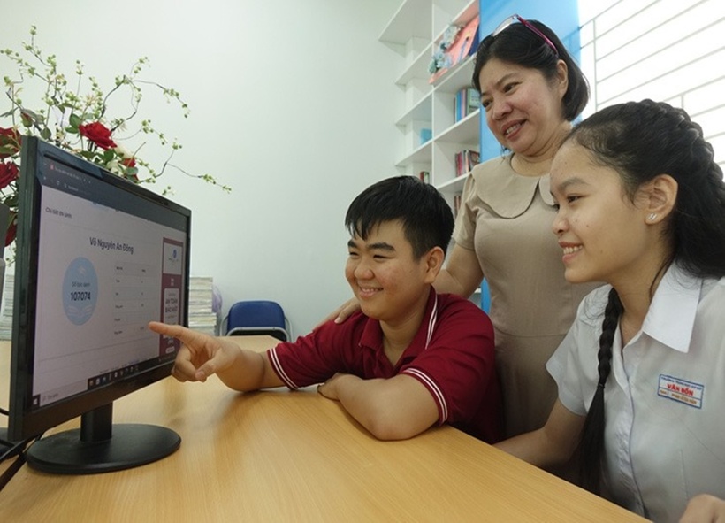 Học sinh xem điểm thi vào lớp 10 ở TP.HCM. (Ảnh: Tuổi trẻ)