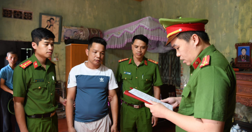 Công an tống đạt quyết định khởi tố với Lê Xuân Hùng. (Ảnh: Công an Phú Thọ)
