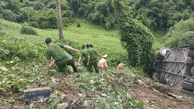 Hiện trường vụ lật xe khách trên đèo Cùi Chỏ ở Đắk Nông. (Ảnh: PLO)