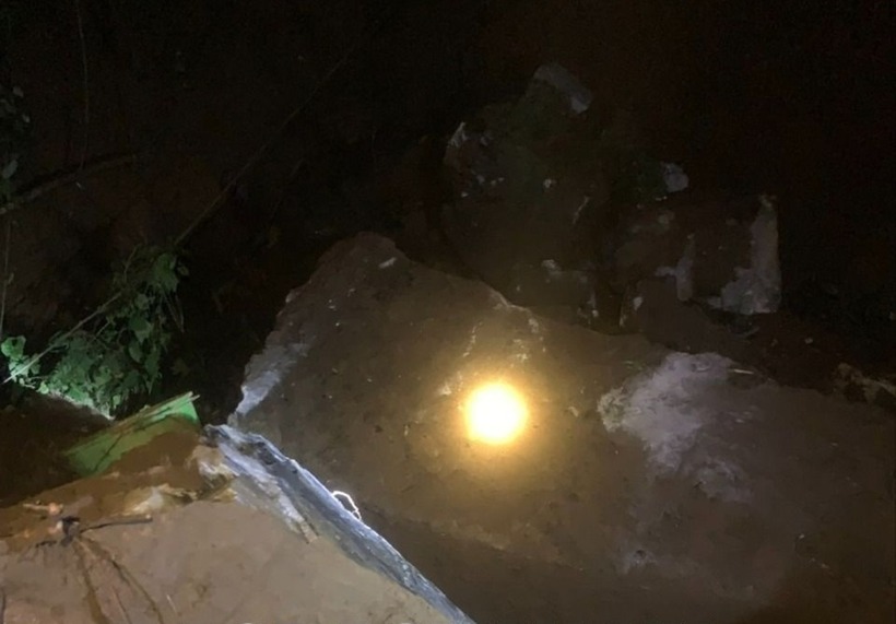 Hiện trường vụ tai nạn sập hầm khiến 2 người bị mắc kẹt, nghi do khai thác vàng trái phép. Ảnh: Công Thương