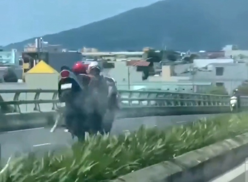 Hình ảnh "nữ ninja" đi xe máy ngược chiều trên cầu vượt. Ảnh: Báo Giao thông