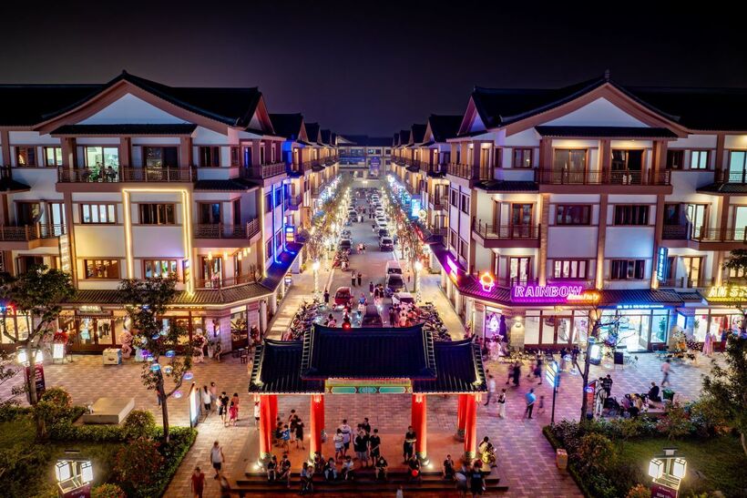 Một K-Town bừng sức sống trong ánh đèn màu rực rỡ và âm nhạc sôi động