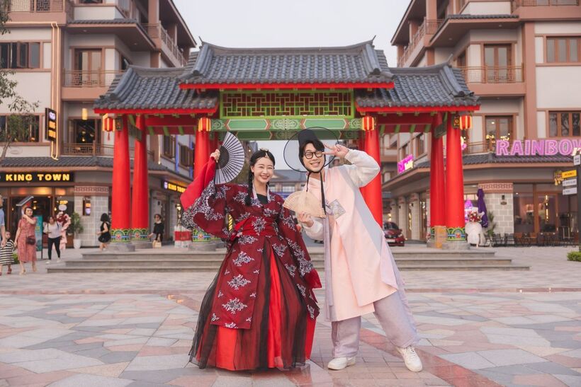 Kiến trúc truyền thống tại K-Town khiến du khách như lạc lối vào một ngôi làng cổ thời Joseon