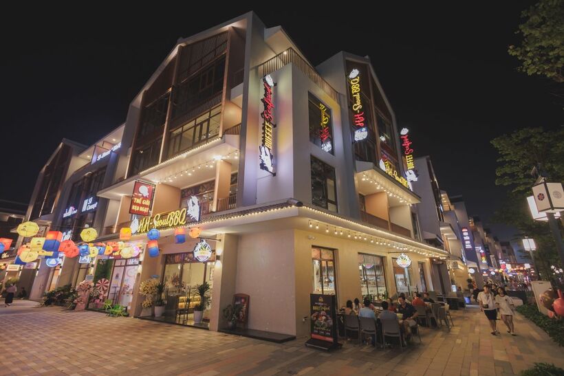 Khu phố về đêm sầm uất, sôi động tựa một Iteawon thu nhỏ với những thương hiệu Hàn Authentic
