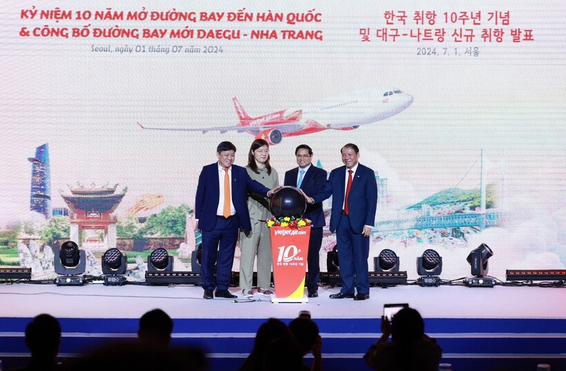 Từ phải sang: Bộ trưởng Bộ VHTT&DL Nguyễn Văn Hùng, Thủ tướng Chính phủ Phạm Minh Chính, Thứ trưởng Bộ VHTT&DL Hàn Quốc Jang Mi-Ran và lãnh đạo Vietjet thực hiện nghi thức công bố đường bay mới Daegu - Nha Trang