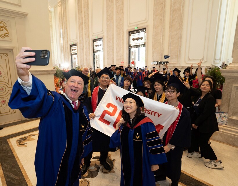 Các tân cử nhân cùng Hiệu trưởng David Bangsberg lưu giữ khoảnh khắc vui vẻ trong ngày tốt nghiệp.