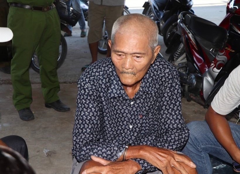 Ngô Bé Hiếu và tang vật thu giữ. Ảnh: Công an tỉnh Vĩnh Long.