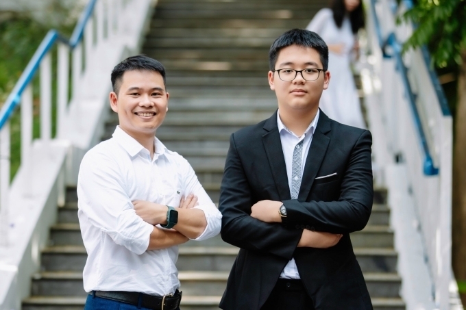 Mạnh Hùng và thầy Cao Dũng. Ảnh: VNE