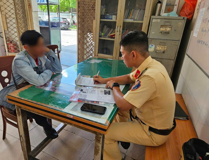 Tài xế xe buýt làm việc với cơ quan công an. Ảnh: VietNamnet.