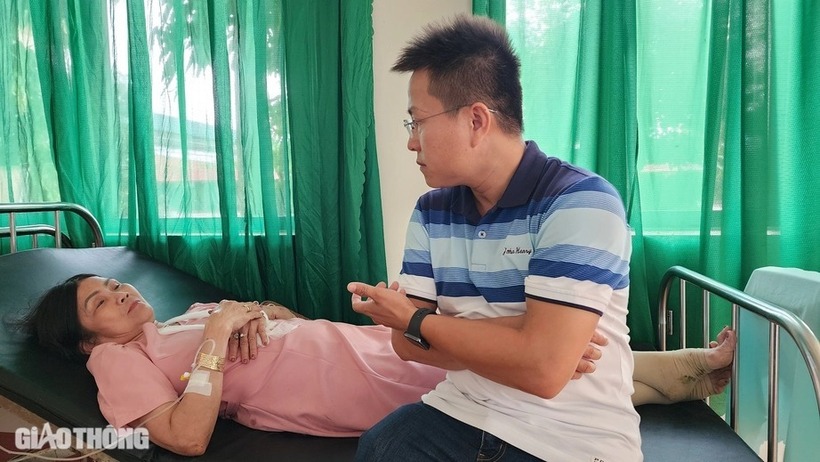 Bà Liễu kể lại giây phút chứng kiến chiếc xe lao xuống vực sâu. Ảnh: Giao Thông