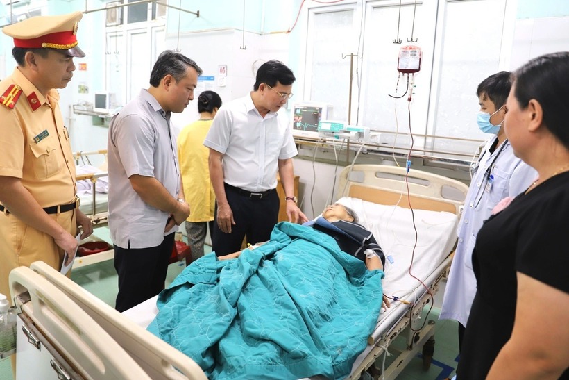 Ông Hồ Văn Mười (áo trắng), Chủ tịch UBND tỉnh Đắk Nông thăm hỏi, động viên nạn nhân trong vụ tai nạn. Ảnh: Dân Trí