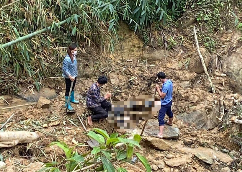 Thi thể nam giới được phát hiện trong tình trạng bị vùi lấp. Ảnh: Vietnamnet.