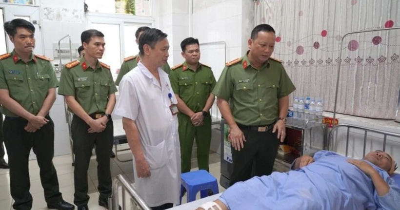 Đại tá Phạm Thanh Hùng, Phó Giám đốc Công an TP Hà Nội đến bệnh viện thăm hỏi, động viên Đại úy Nguyễn Đức Dân.