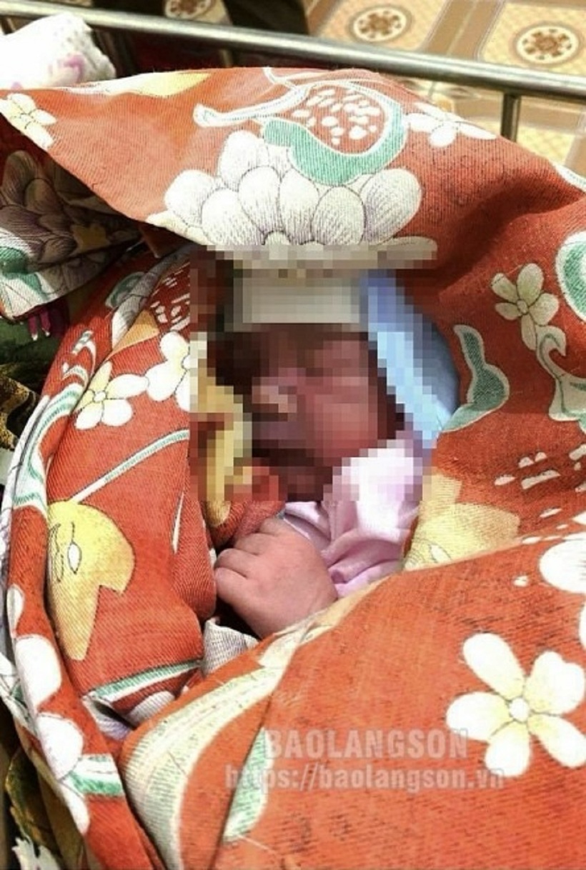 Bé trai sơ sinh bị bỏ rơi cạnh sân bóng đá ở Lạng Sơn. Ảnh: Báo Lạng Sơn