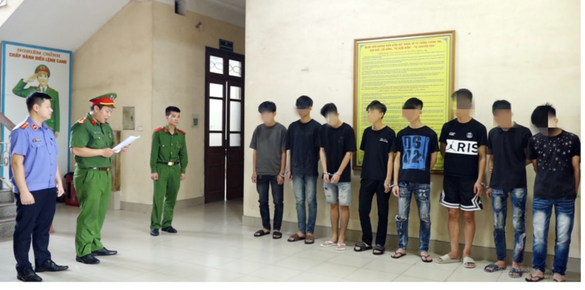 Công an huyện Phú Lương đọc quyết định khởi tố vụ án, khởi tố bị can, lệnh bắt bị can đơi với nhóm đối tượng gây rối trật tự công cộng.