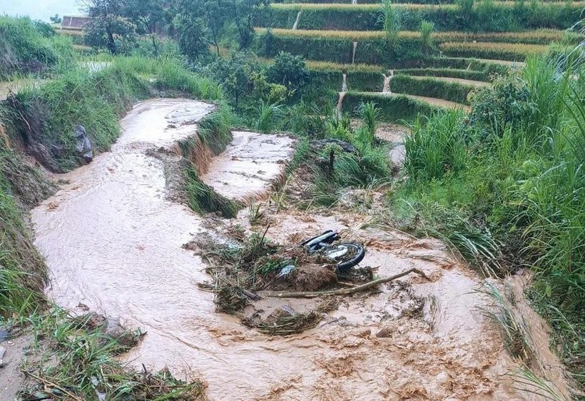 Xe máy của người dân bị mưa lớn cuốn trôi. Ảnh: Pháp Luật TP.HCM