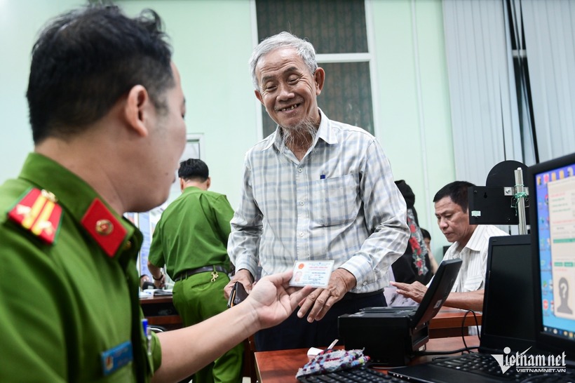 Ông Nguyễn Hùng Cường (59 tuổi) phấn khởi đi làm thẻ căn cước mới.