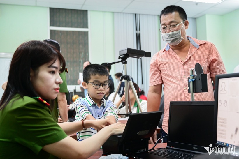 Bé Văn Chung Hiếu Trưởng (8 tuổi) được bố dẫn đến trụ sở công an để làm căn cước chiều 2/7. "Sau khi hay tin cấp thẻ căn cước cho trẻ trên 6 tuổi, tôi vội đưa con ra trụ sở để làm ngay. Có căn cước rồi, mọi việc sẽ rất thuận tiện, nhất là lúc đưa bé đi máy bay", báo Dân Trí dẫn lời anh Văn Chung Cang (47 tuổi, bố của bé Trưởng).