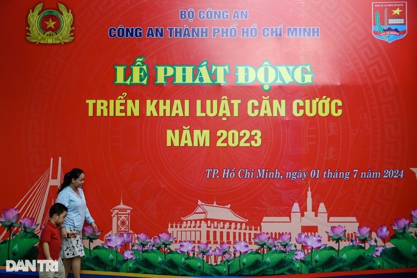 Để làm căn cước, người dân phải cung cấp đầy đủ dữ liệu thông tin cá nhân, vẫn lấy đủ 10 mẫu vân tay như trước. Cán bộ công an sẽ giúp người dân chụp ảnh chân dung.