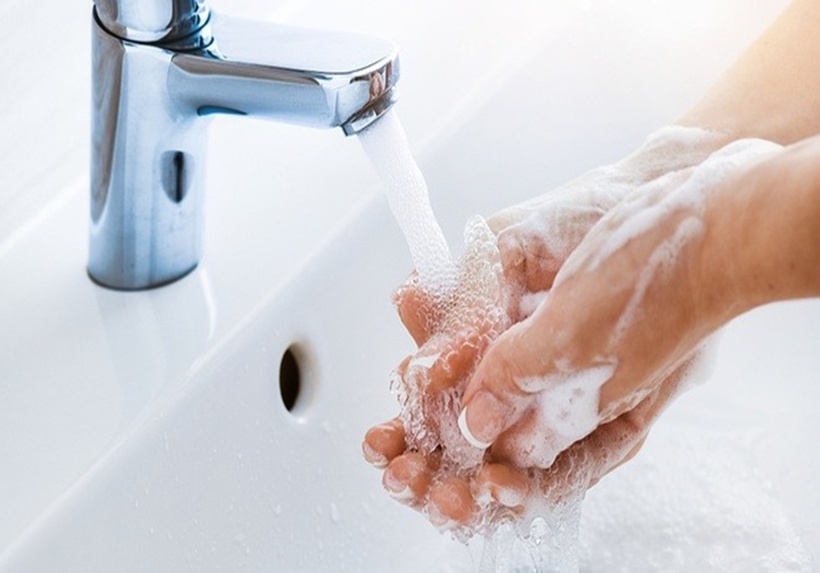 Khi nấu ăn cần rửa tay để đảm bảo vệ sinh.
