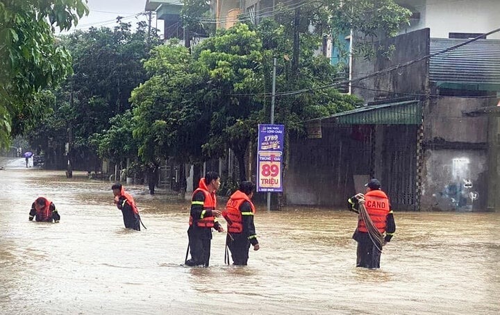 Sáng nay, nhiều tuyến đường ở TP.Hà Giang bị ngập 30-50 cm, giao thông tê liệt, nước tràn vào nhà dân.