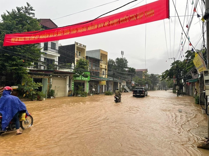Mưa lớn, các phương tiện tham gia giao thông di chuyển rất khó khăn