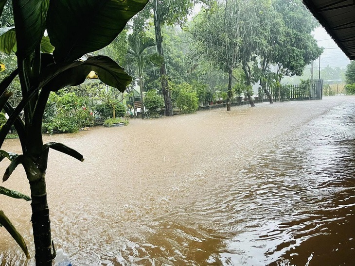 Đường phố Hà Giang nước ngập lênh láng, mấp mé nhà dân