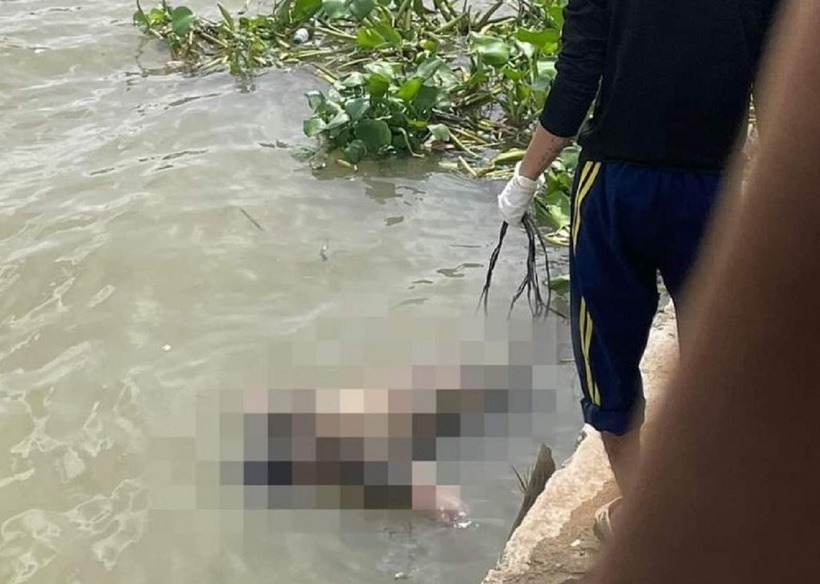 Người dân phát hiện thi thể trôi trên sông. Ảnh: Công an nhân dân