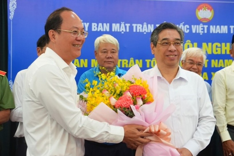 Ông Nguyễn Phước Lộc, Phó bí thư Thành ủy TP.HCM (bên phải), đồng thời giữ chức Chủ tịch Ủy ban MTTQ Việt Nam TP.HCM. (Ảnh: Dân trí)