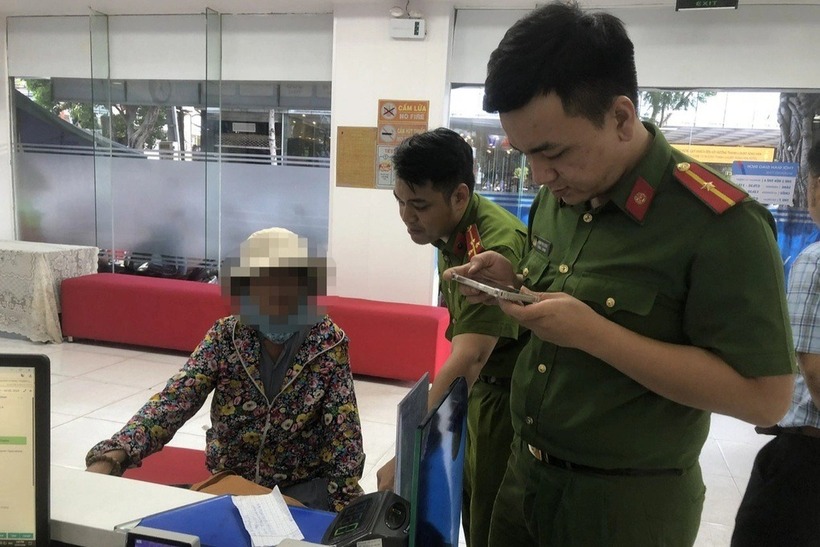 Công an phường Nam Dương xác minh thông tin và ngăn chặn người dân chuẩn bị chuyển tiền cho kẻ lừa đảo. (Ảnh: Công an)