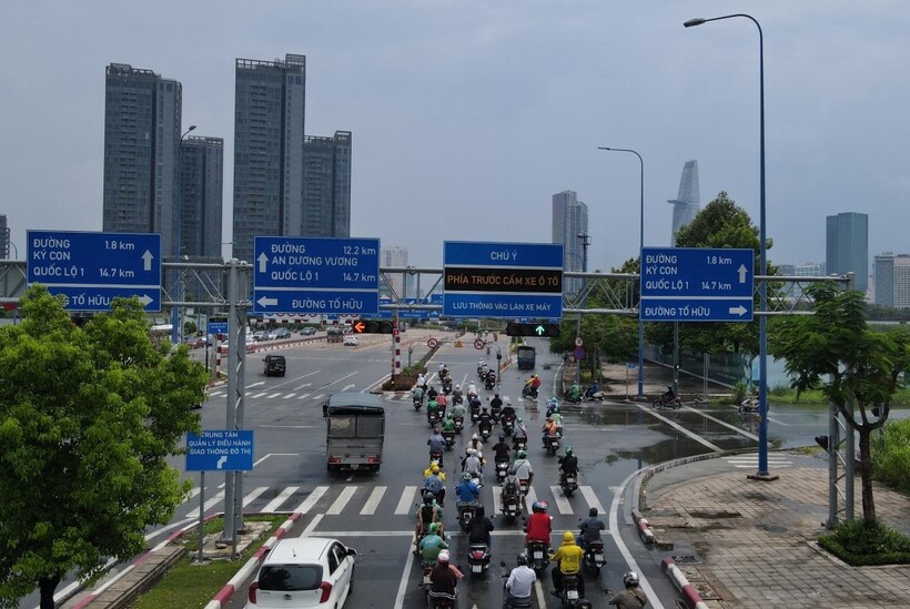 Đèn tín hiệu giao thông không đếm thời gian ở giao lộ Mai Chí Thọ - Tố Hữu, ngày 26/6. (Ảnh: VNE)
