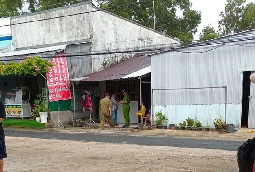 Công an khám nghiệm hiện trường vụ chồng bàng hoàng phát hiện vợ treo cổ cạnh bếp. Ảnh: Tiền Phong