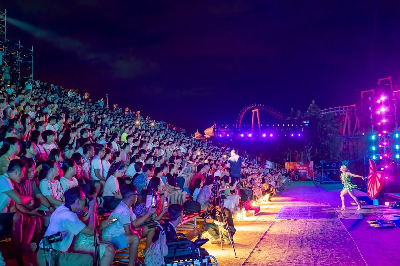 Khán giả thích thú ghi lại những khoảnh khắc ấn tượng trong show diễn