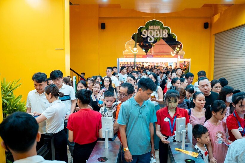 Rất đông khán giả đến từ sớm để chọn chỗ ngồi đẹp tại khán đài show diễn.