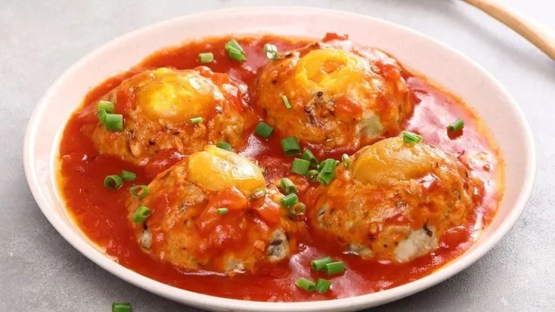 Xíu mại trứng muối sốt cà chua là món ăn thơm ngon, hấp dẫn, kết hợp hoàn hảo giữa vị béo ngậy của trứng muối, vị đậm đà của thịt và vị chua ngọt của sốt cà chua.