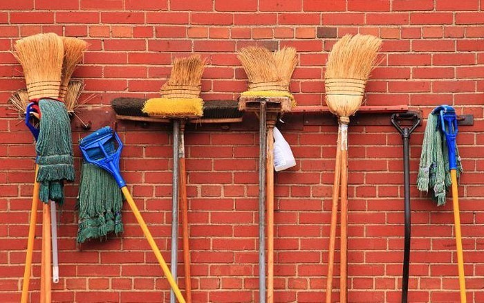Những vị trí cấm kỵ không nên để chổi quét nhà.